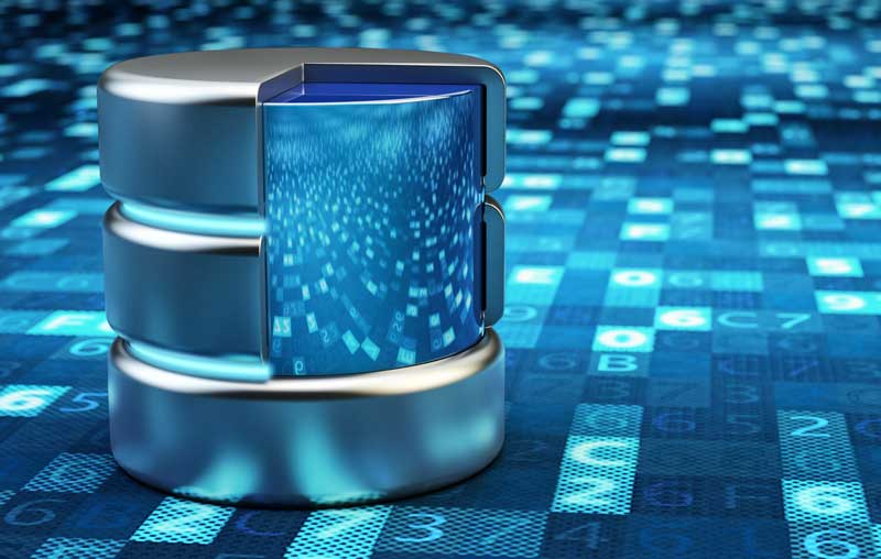 远程数据存储，云计算，网络数据服务器和计算机技术概念，具有数字代码的蓝色背景上的金属数据库
